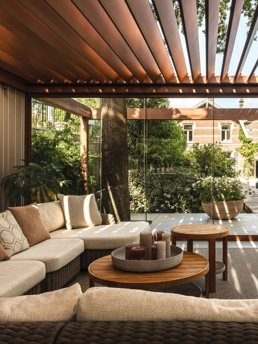 Moderne Beschattung für Outdoor-Pergola und Gartenhaus in Hartberg und Oberwart. Professionelle Gartenplanung von Bruchmann Exteriors.